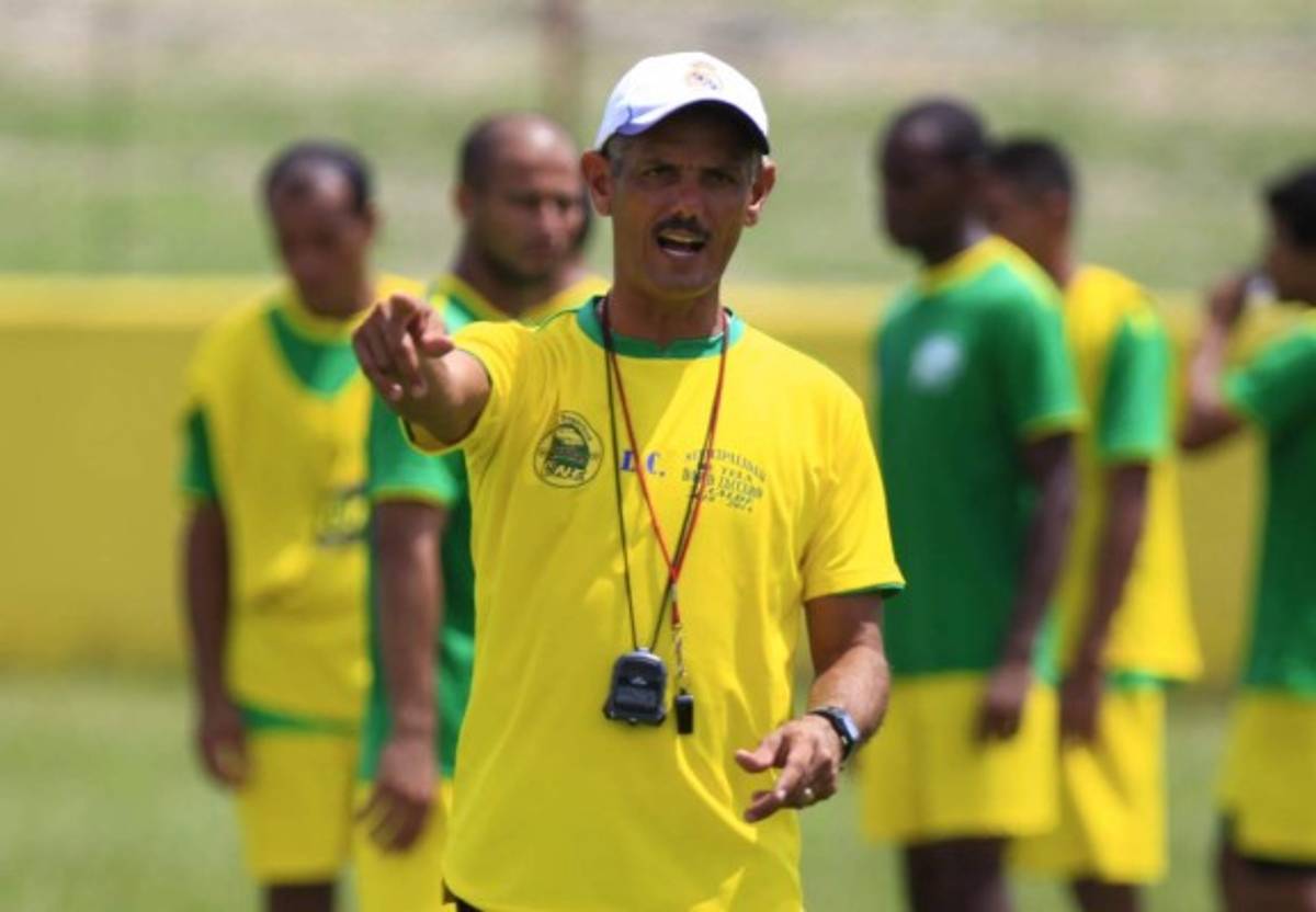 Grandes futbolistas hondureños sin suerte o alejados de la dirección técnica