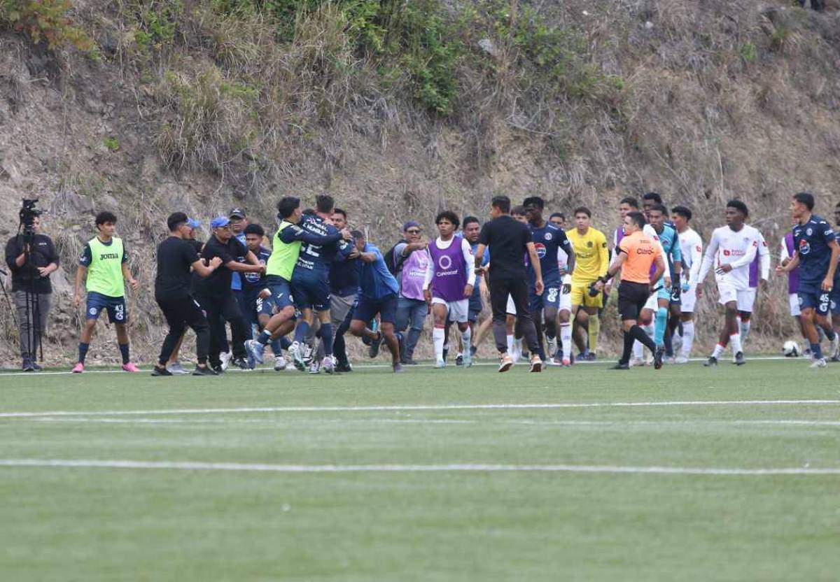 Enfrentamiento a puño limpio: Familiares y jugadores terminan la final de reservas entre Olimpia y Motagua entre golpes