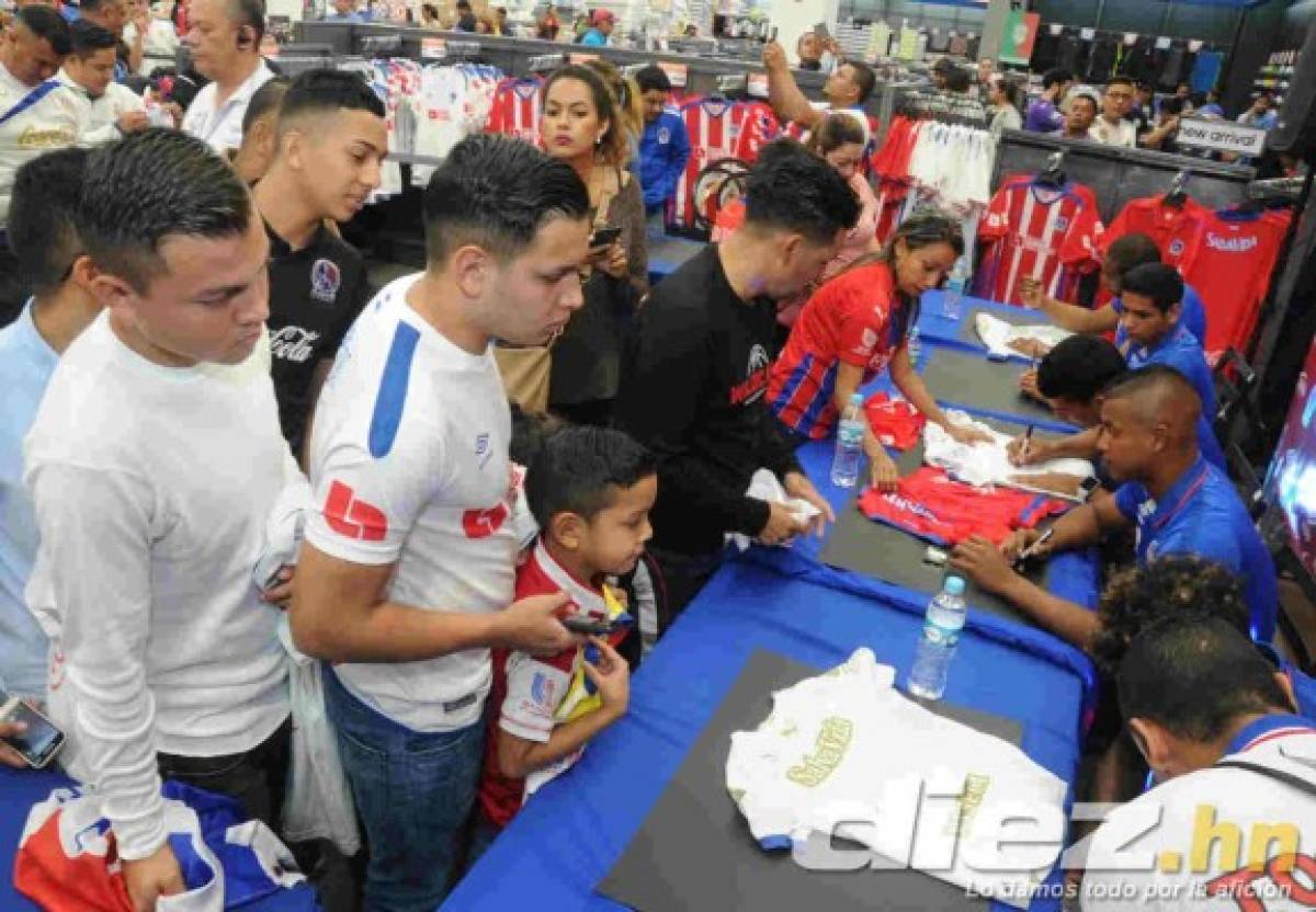 Locura en firma de autógrafos de jugadores del Olimpia previo a la final