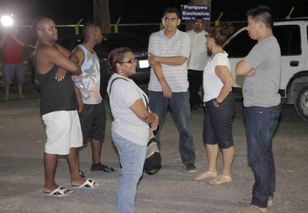 Familiares y amigos llegan a Hospital donde murió Enrique Reneau