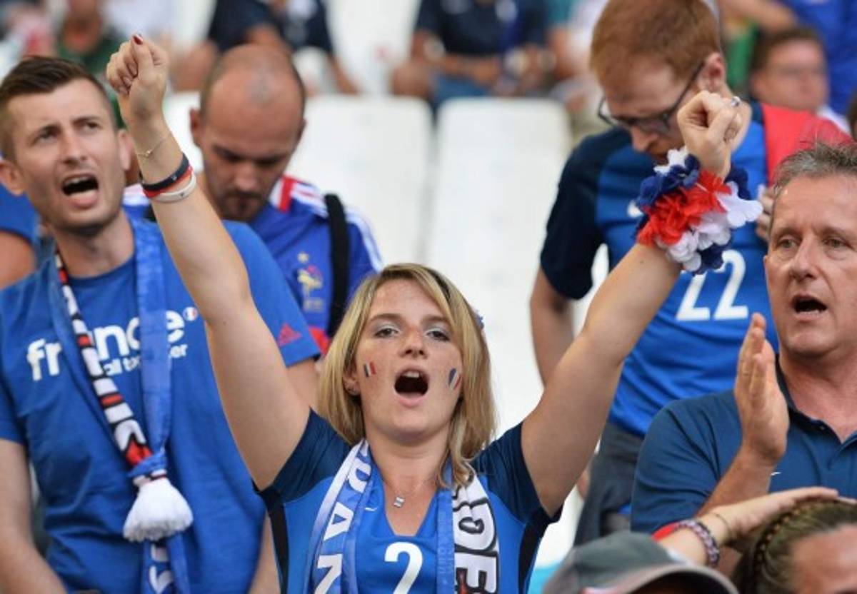 El toque femenino: Las bellezas en el Francia-Alemania