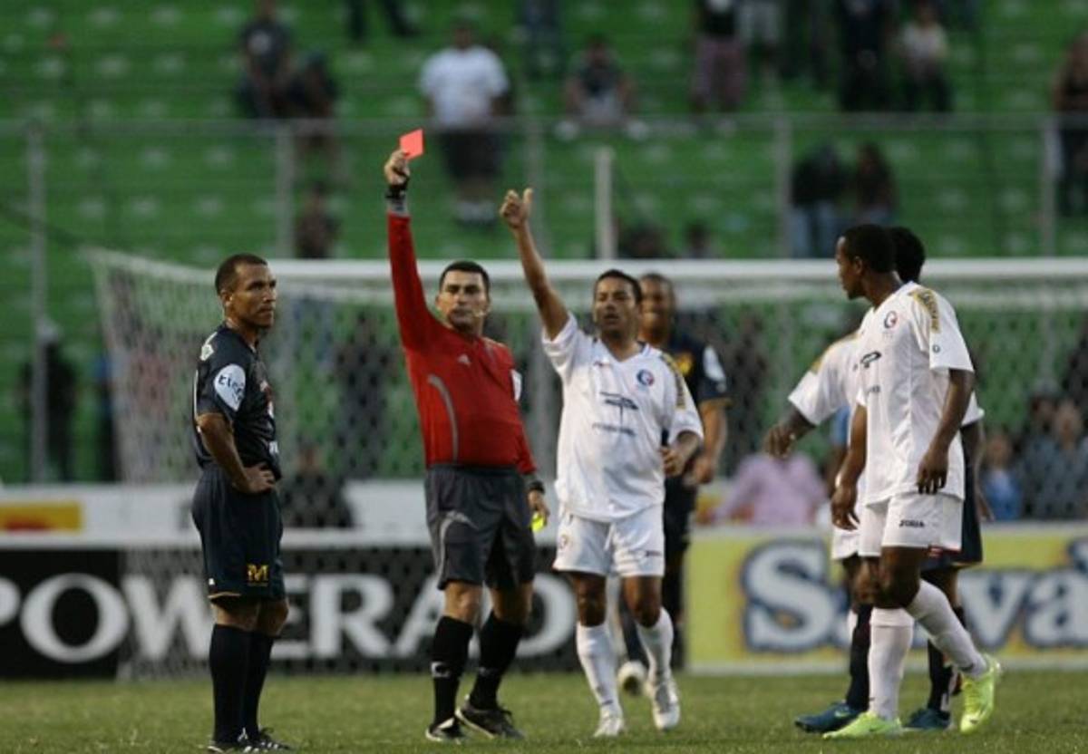 Los 11 futbolistas con más expulsiones en la historia de la Liga Nacional