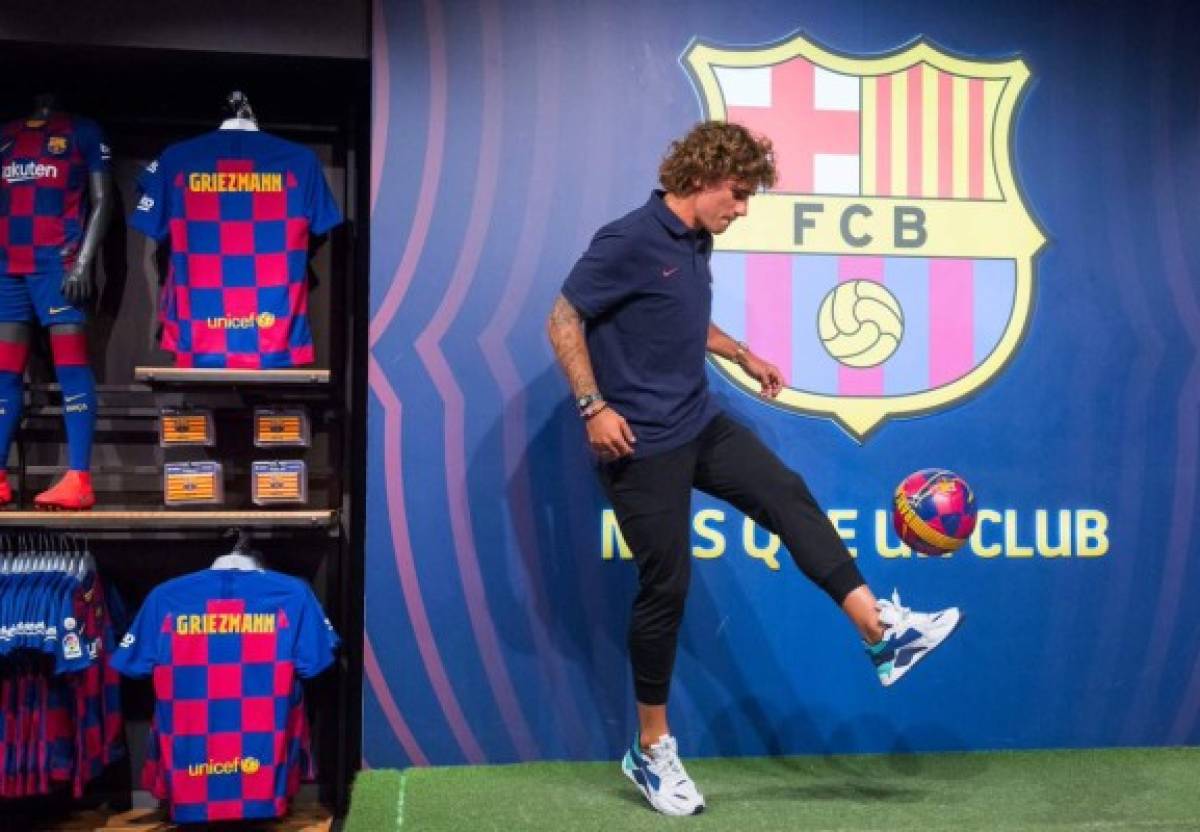 El dominio del balón, la canasta y sin dorsal: Así posó Griezmann con la camisa del Barcelona