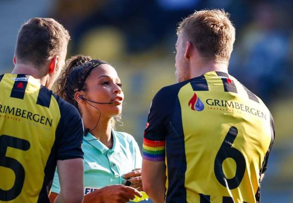 La sexy árbitro neerlandesa que sale con un jugador a quien conoció en un partido donde fue expulsado