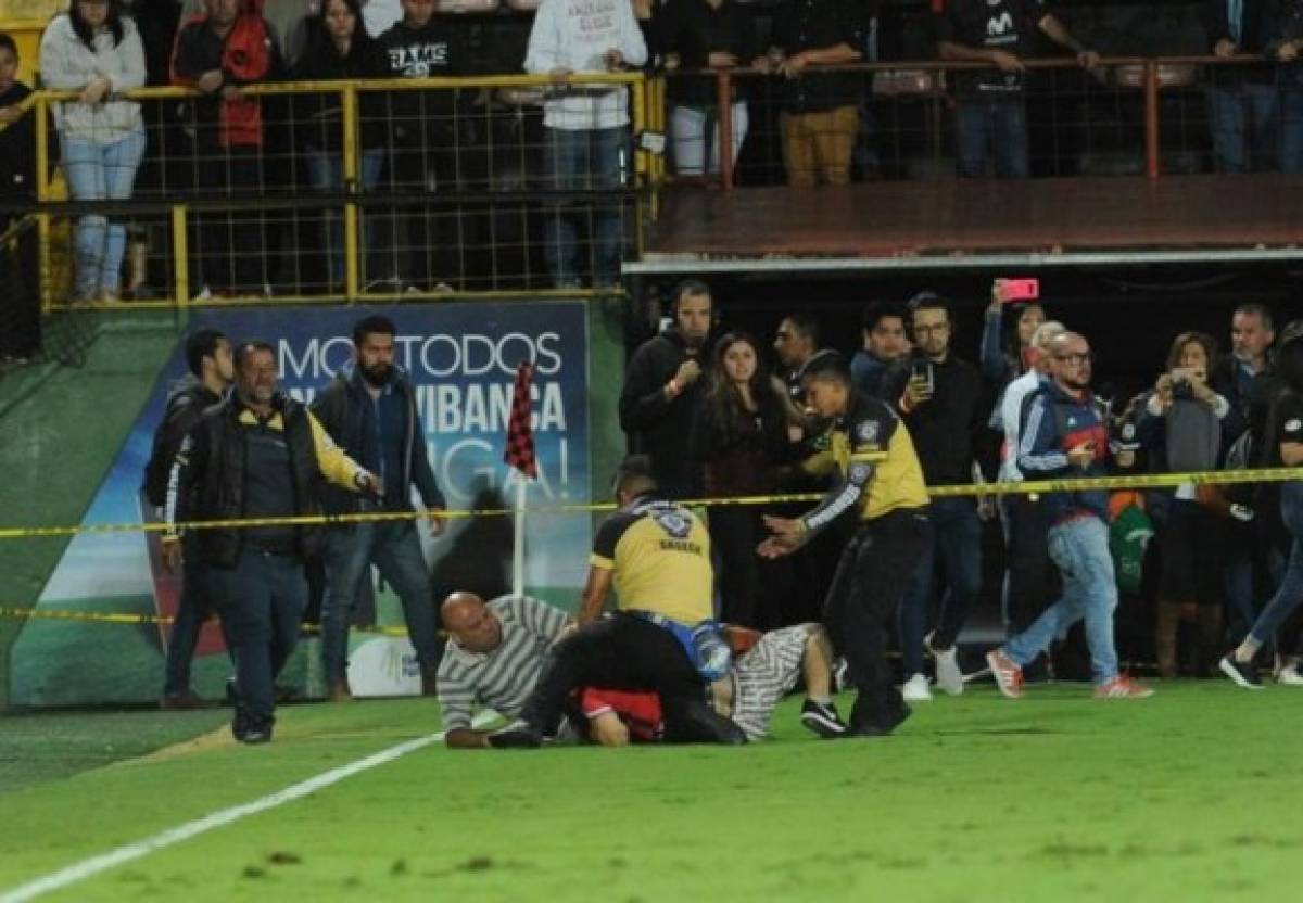 ¡Caos en el Morera Soto! Aficionados enardecidos se meten a la cancha a increpar a los jugadores del Alajuelense