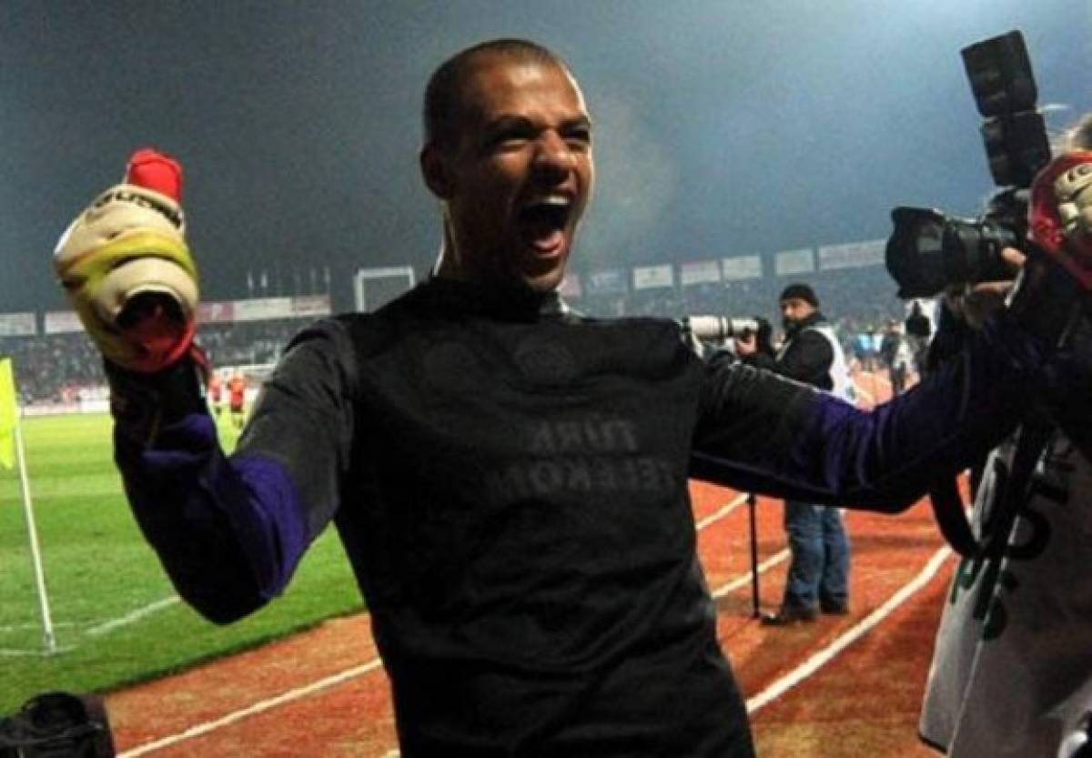 ¡Se pusieron los guantes! Jugadores de campo que tuvieron que defender el marco de su equipo