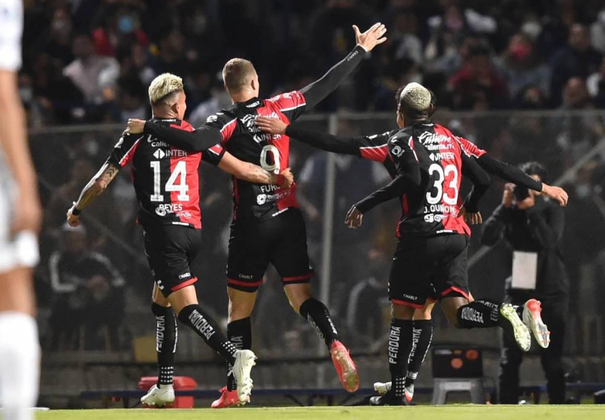 Atlas saca ventaja en casa derrotando a Pumas en semifinales de ida del fútbol mexicano
