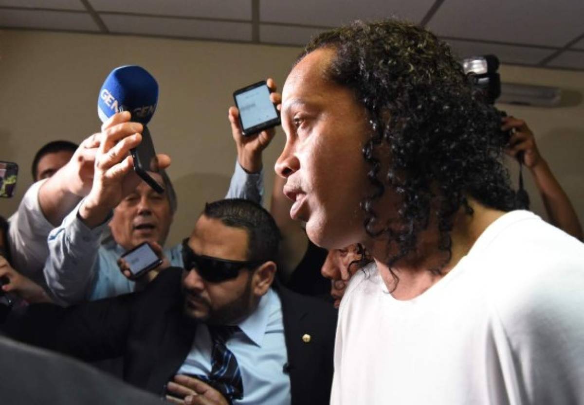 Esposado y sin su gorra: Las imágenes más duras de Ronaldinho tras recibir prisión preventiva