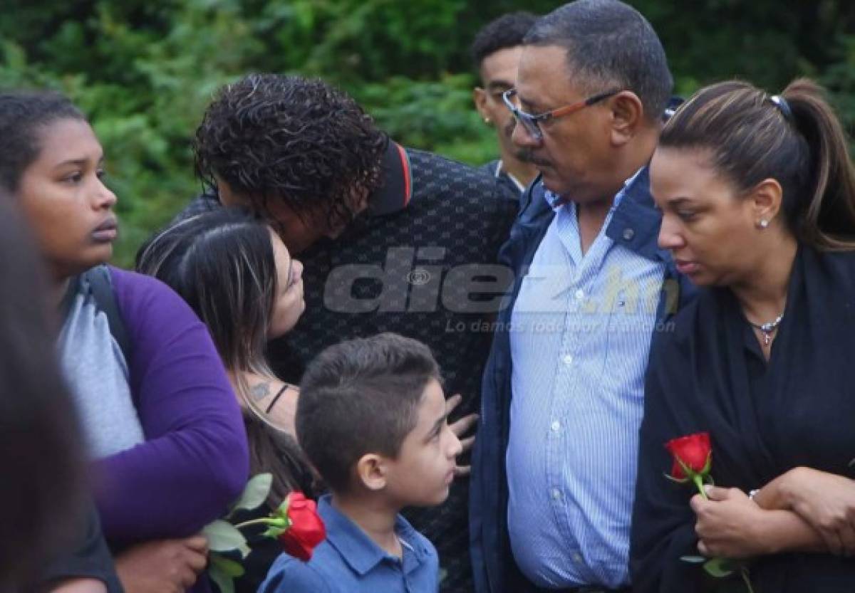 Las desgarradoras imágenes del sepelio de la madre de Kevin Hernández