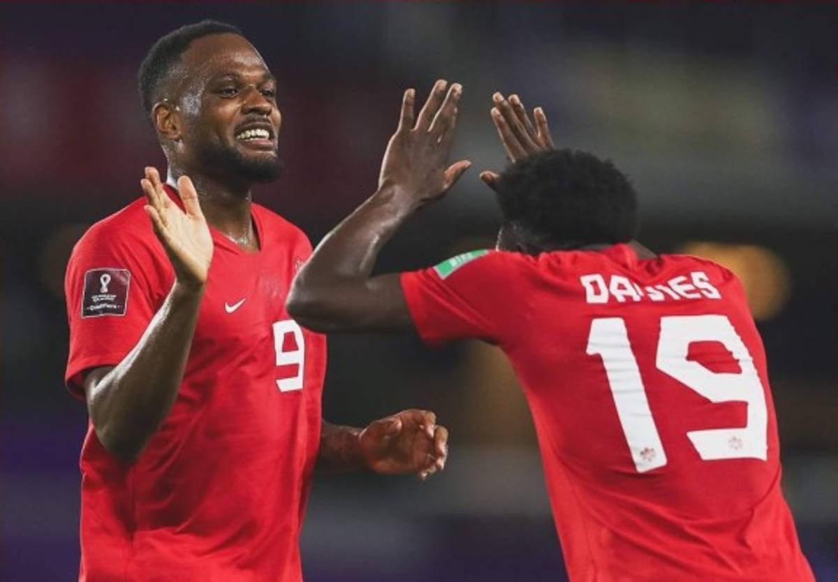 Los aficionados afuera del Cuscatlán, el cubano que llegó casi al entretiempo y la celebración de Alphonso Davies