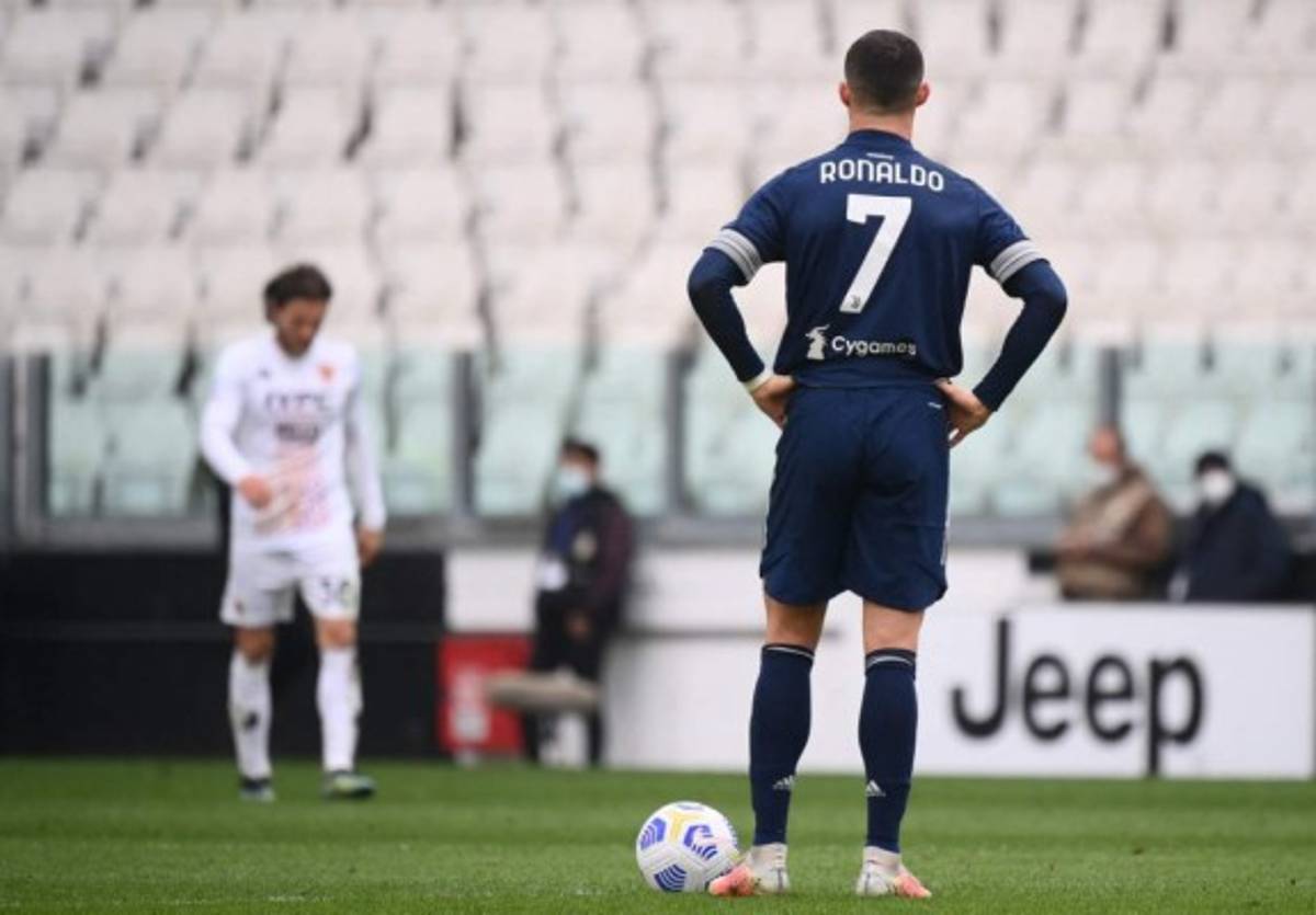 De rodillas y destruido: las duras imágenes de Cristiano Ronaldo tras sufrir otro ridículo con la Juventus