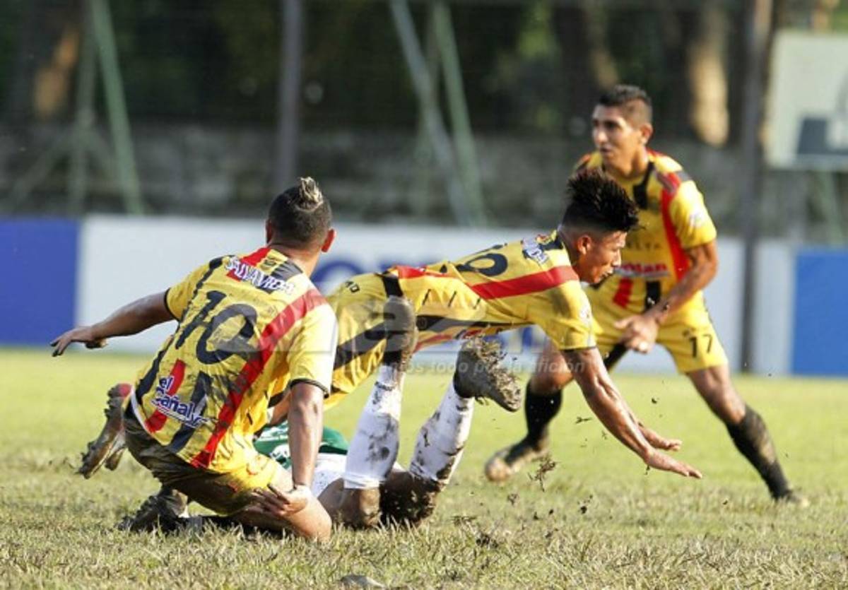 NO VISTE EN TV: ¿Para quién fue? El obsceno gesto de Costly y el reclamo de Claros