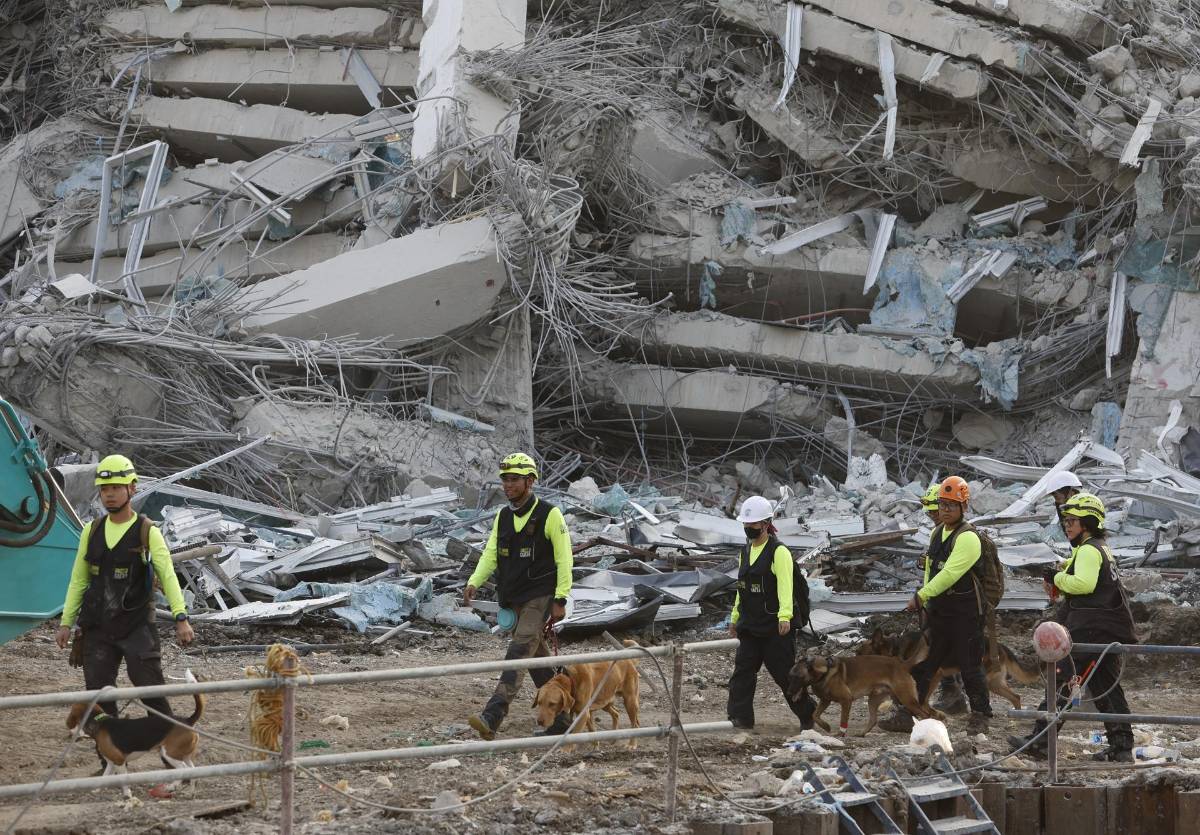 Las catastróficas imágenes del terremoto en Birmania y Tailandia: Llevamos más gente al cementerio que al hospital