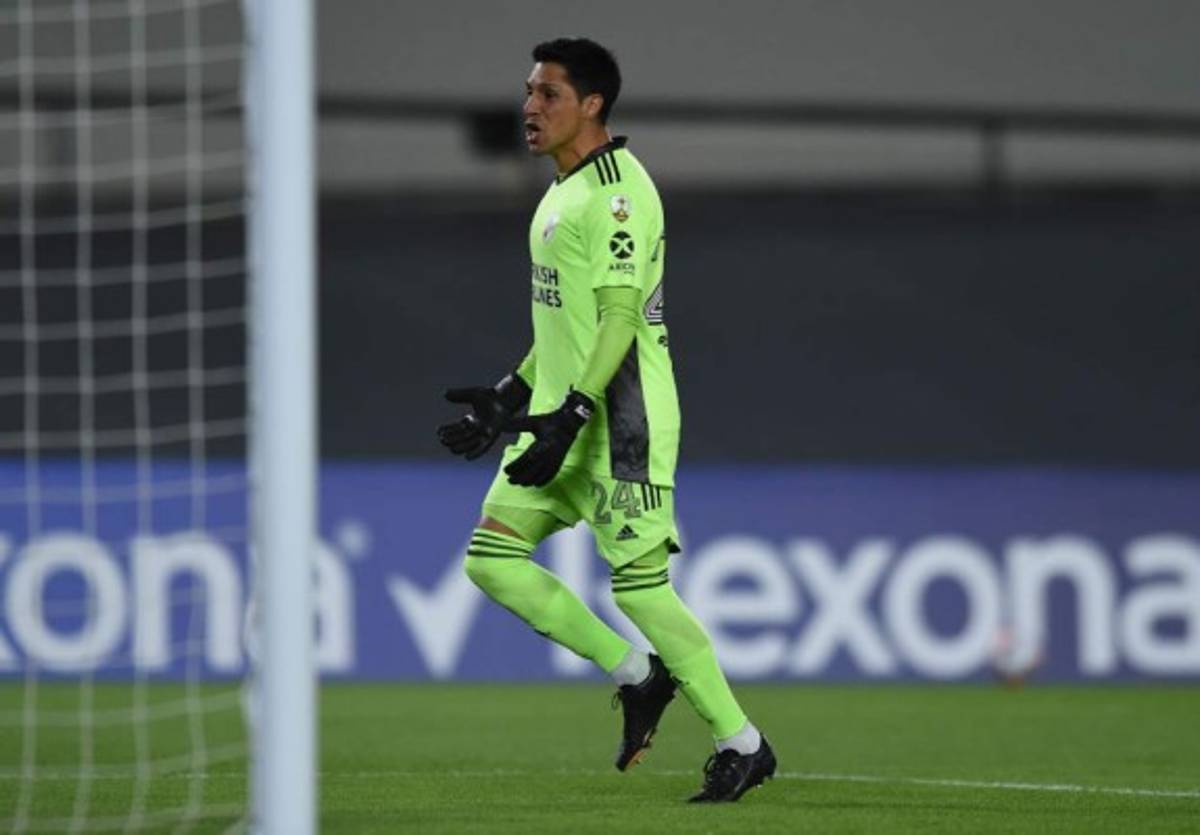 Las insólitas imágenes de Enzo Pérez jugando de portero con River Plate ¡y lesionado!