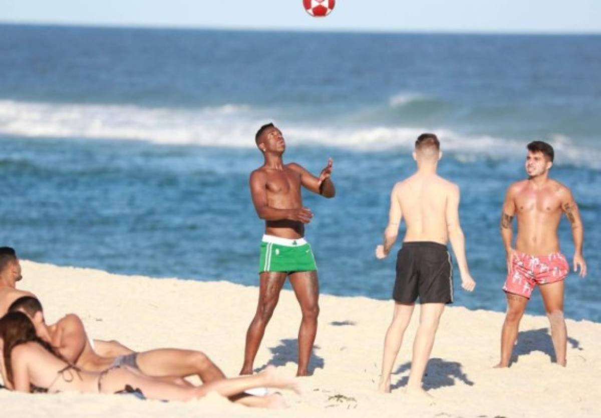 Playa, arena y mucho balón: Las tremendas vacaciones de Vinicius Junior en Brasil