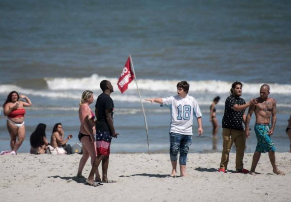 Locura en Estados Unidos: aborrotaron las playas sin importar el coronavirus y así fue captado el presidente Trump