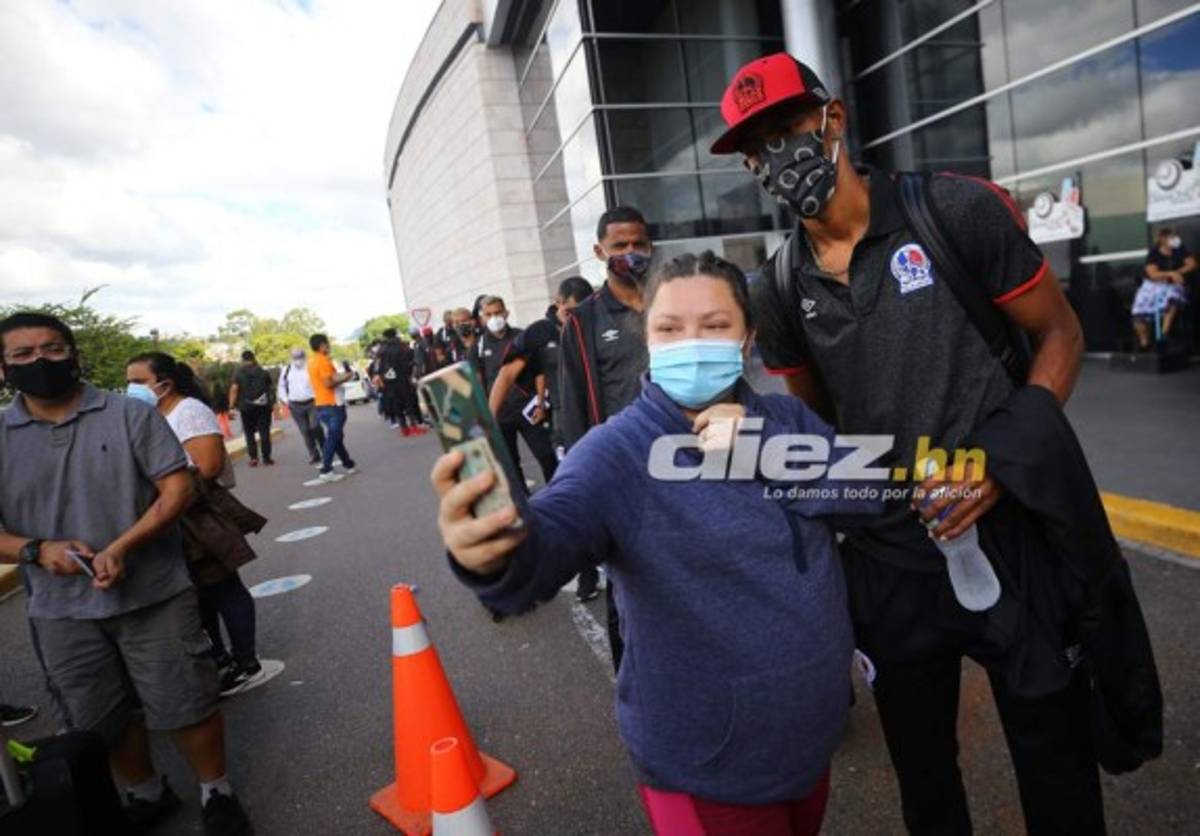 ¡Cánticos y nuevo look! La partida de Olimpia rumbo a Orlando para enfrentar al Montreal Impact