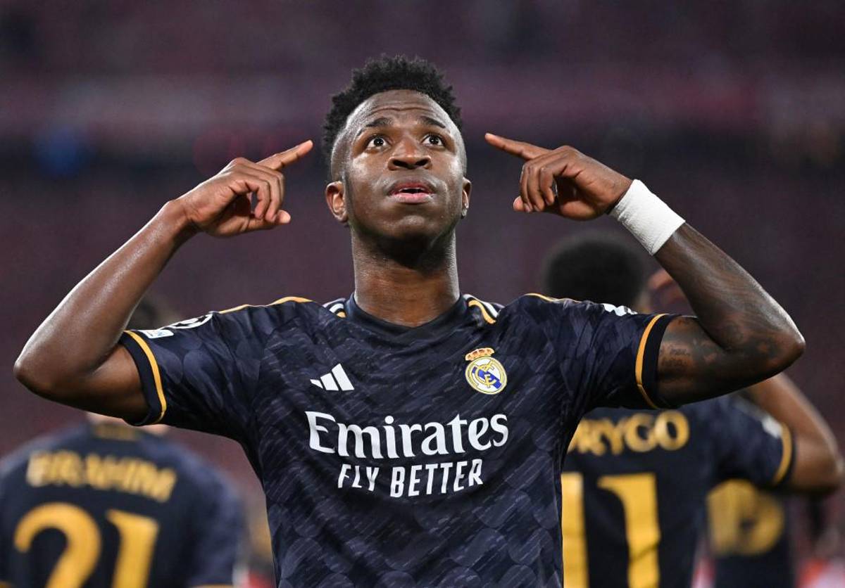 Tchouaméni interrumpe a Müller, Vinicius se divierte ante Bayern y las bellas chicas apoyando al Real Madrid