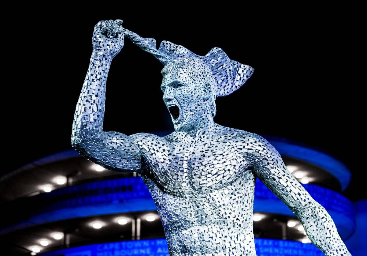 ¿Se parece a jugador del Real Madrid? Así es la estatua del Manchester City en honor al Kun Agüero