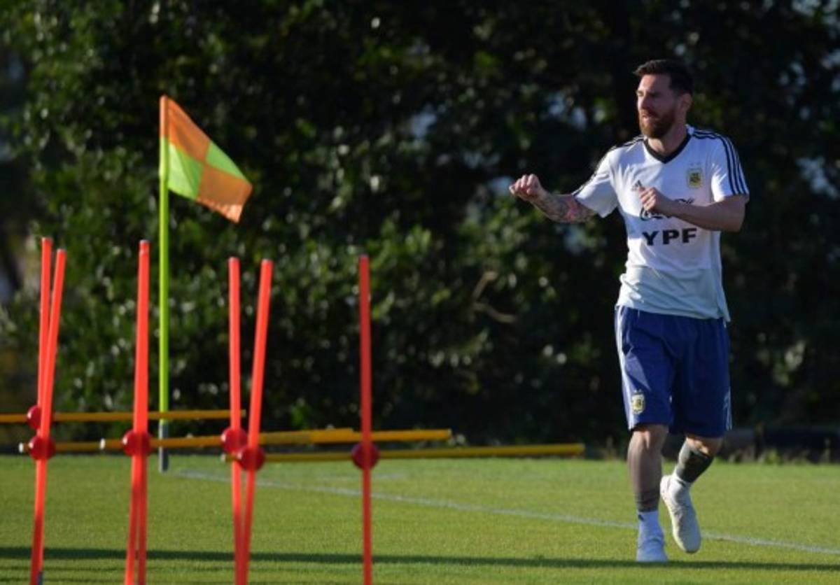 ¡Messi recibe regalo! Así fue el entreno de Argentina previo a enfrentar a Brasil