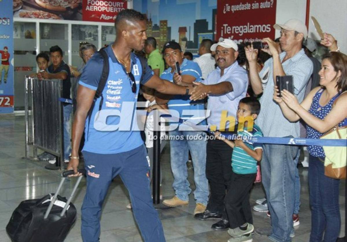 ¡SORPRESA! Afición arropa a selección de Honduras en su llegada de México