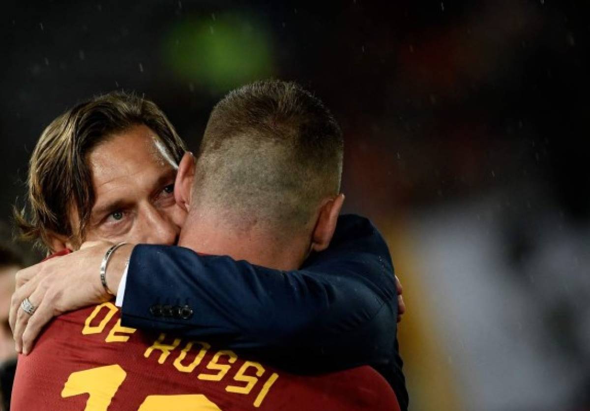 Emotivo: Totti llora tras el adiós de De Rossi en la Roma y así fue su despedida