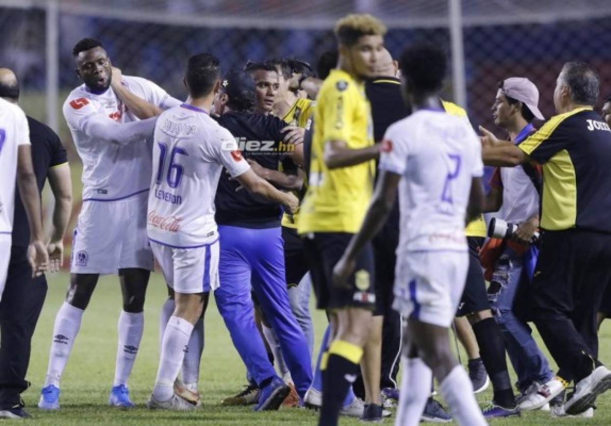 Fotos: Pedro Troglio pierde los estribos tras ser expulsado por el árbitro Saíd Martínez