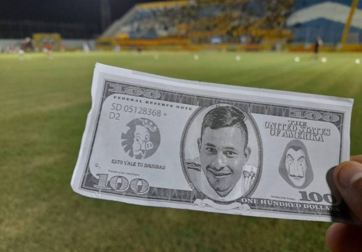 El hostil recibimiento de afición del Real España a futbolistas del Olimpia con pancartas de dólares