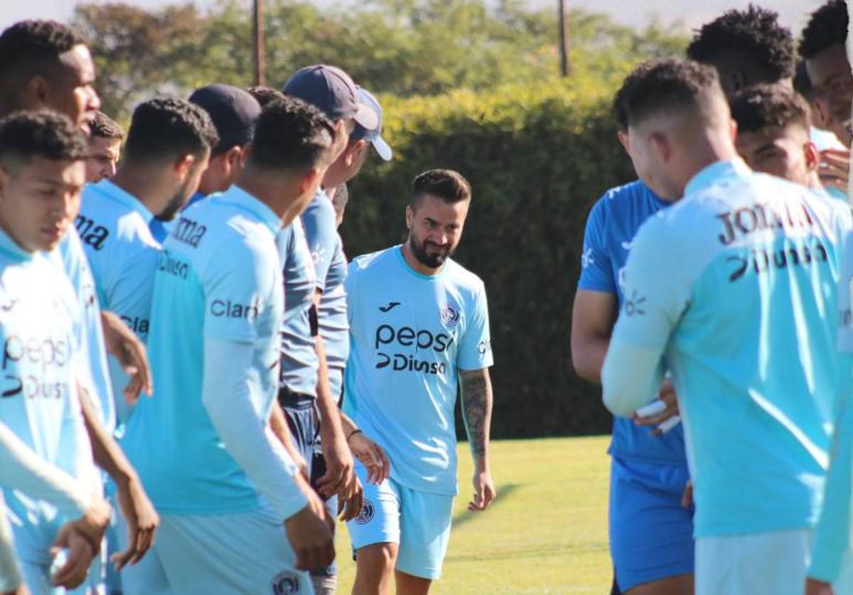 Así fue el primer entrenamiento de Rodrigo “Droopy” Gómez con Motagua: Charla con Diego Vázquez y pasillo al argentino