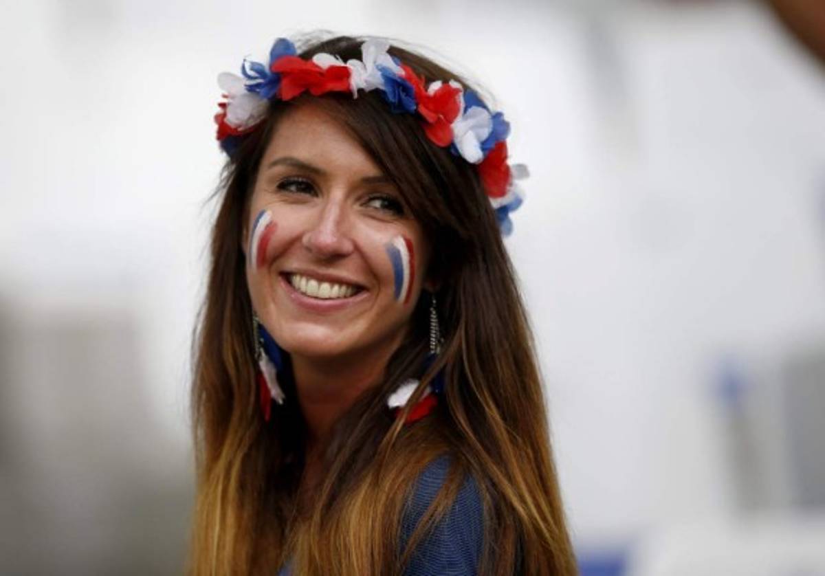 El toque femenino: Las bellezas en el Francia-Alemania