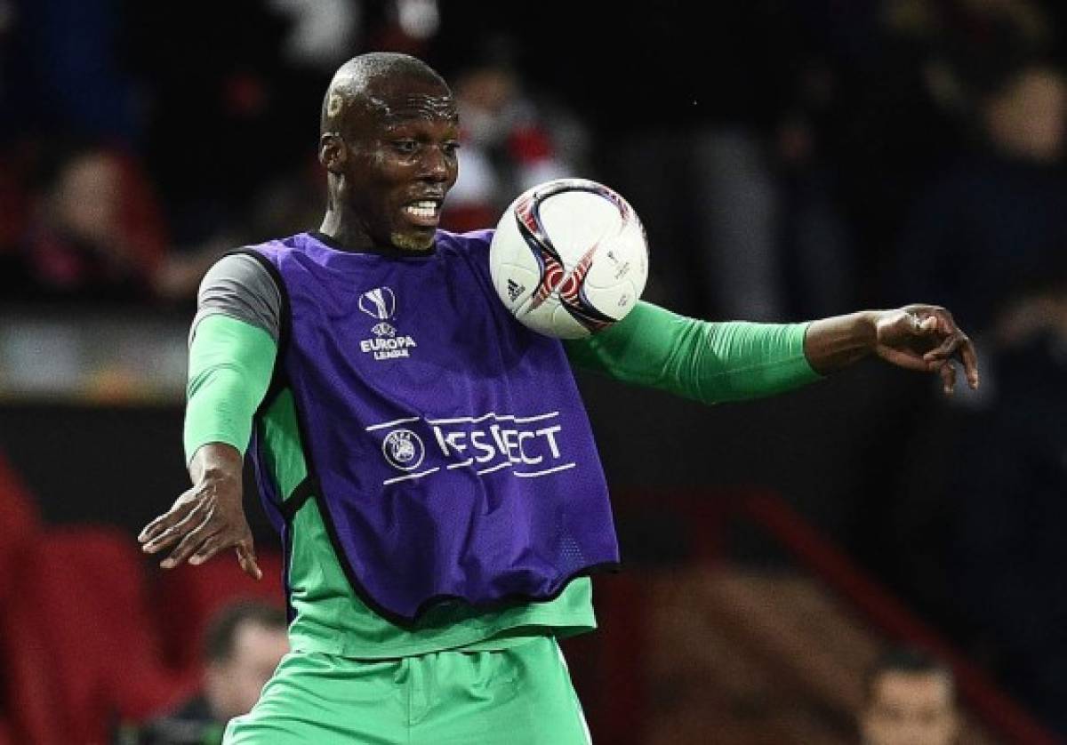 (FILES) In this file photo taken on February 16, 2017 Saint-Etienne's French defender Florentin Pogba warms up ahead of the UEFA Europa League Round of 32 first-leg football match between Manchester United and Saint-Etienne at Old Trafford stadium in Manchester, north-west England. - Paul Pogba's older brother Florentin Pogba has joined Sochaux in the French second division, the club said on May 18, 2020. The 29-year old defender has agreed a three-year deal and will take a medical, the club added. Sochaux were 14th in Ligue 2 when competition was halted in mid-March by the coronavirus pandemic. (Photo by Oli SCARFF / AFP)