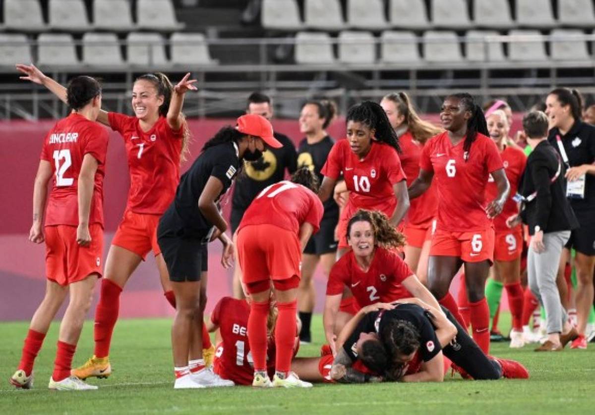 Canada's players celebrate winning the Tokyo 2020 Olympic Games women's semi-final football match between the United States and Canada at Ibaraki Kashima Stadium in Kashima on August 2, 2021. (Photo by MARTIN BERNETTI / AFP)
