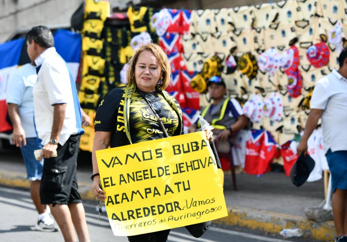 Espectacular llegada de la Ultra Fiel, la chica de Olimpia que fue la sensación y llenazo en el Chelato Uclés para la final