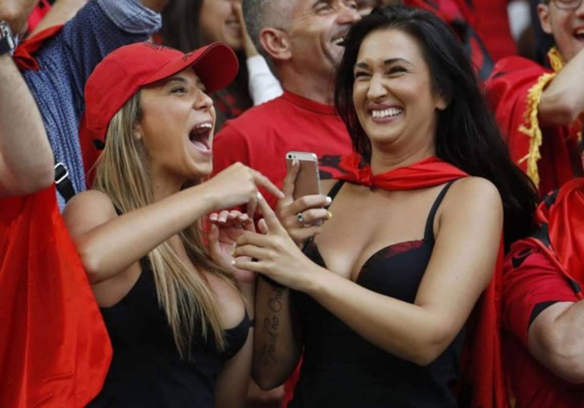Bellas y ardientes albanesas calentaron la Eurocopa en el juego ante Francia