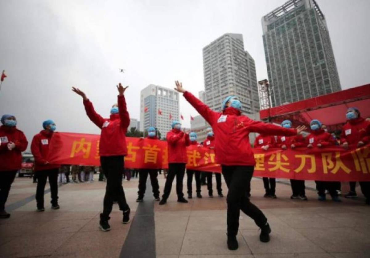 Así celebran médicos chinos en Wuhan tras el primer día sin casos de coronavirus