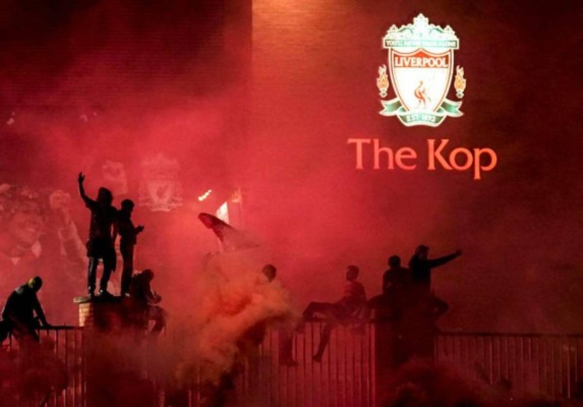 ¡Locura total! El espectacular festejo del Liverpool tras recibir el trofeo de la Premier League