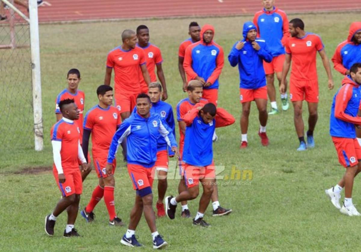 ¡Buscaban cómo calentarse! Olimpia entrenó bajo un intenso frío en Tegucigalpa