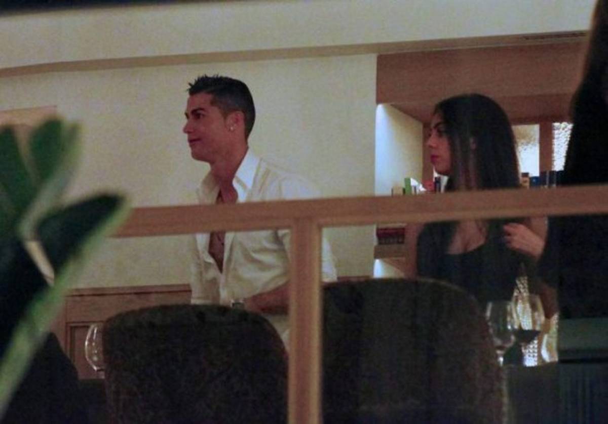 Las últimas fotografías de Cristiano con su novia ¡se la come a besos!