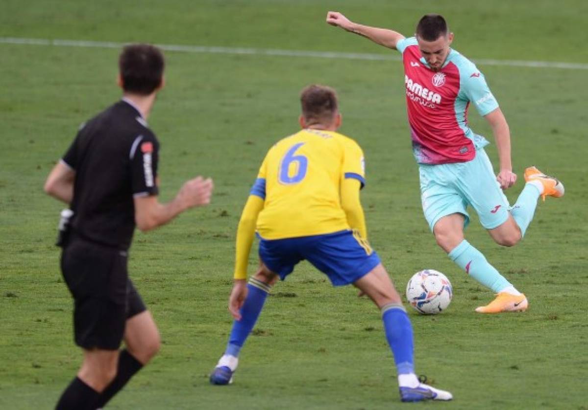 FOTOS: El reclamo de Choco Lozano, el duelo con Iborra y los gestos de dolor en el Cádiz-Villarreal