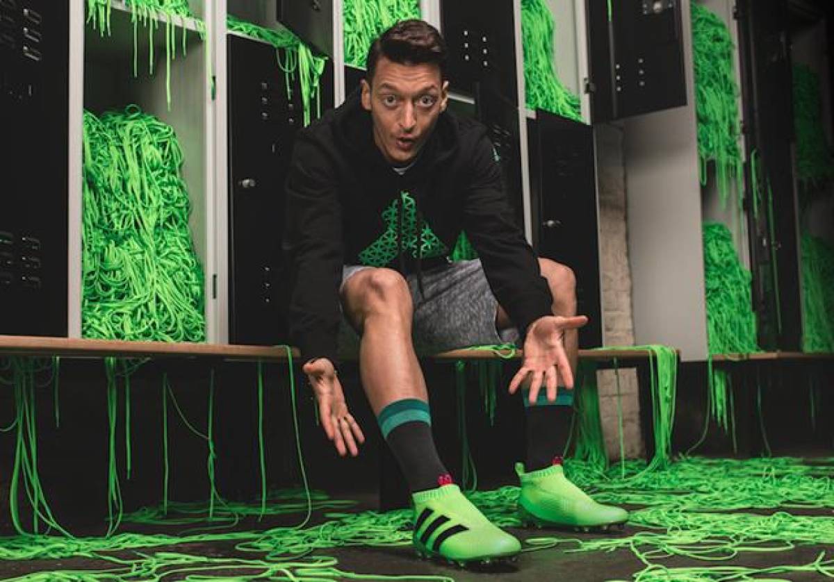 Dueño de equipo, sus propias botas y hasta clínicas: Así es el millonario imperio empresarial que tiene Mesut Ozil