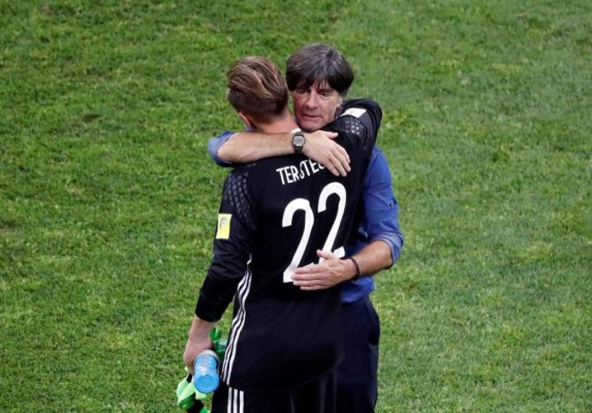NO SE VIO POR TV: ¿Qué hacía Löw y qué le dijo Marco Fabián? El abrazo de 'Memo' Ochoa