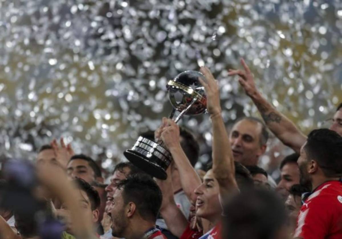 BRA140. RÍO DE JANEIRO (BRASIL), 13/12/2017.- Jugadores de Independiente celebran hoy, miércoles 13 de diciembre de 2017, al ganar la Copa Sudamericana, en la final entre Flamengo de Brasil e Independiente de Argentina, en el estadio Maracaná en Río de Janeiro (Brasil). EFE/Antonio Lacerda