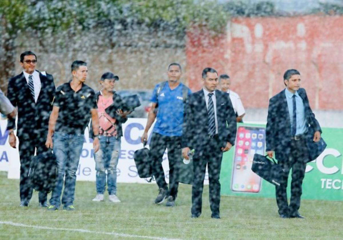 Bellas chicas, el curioso sistema de riego y la Copa en la final del Ascenso