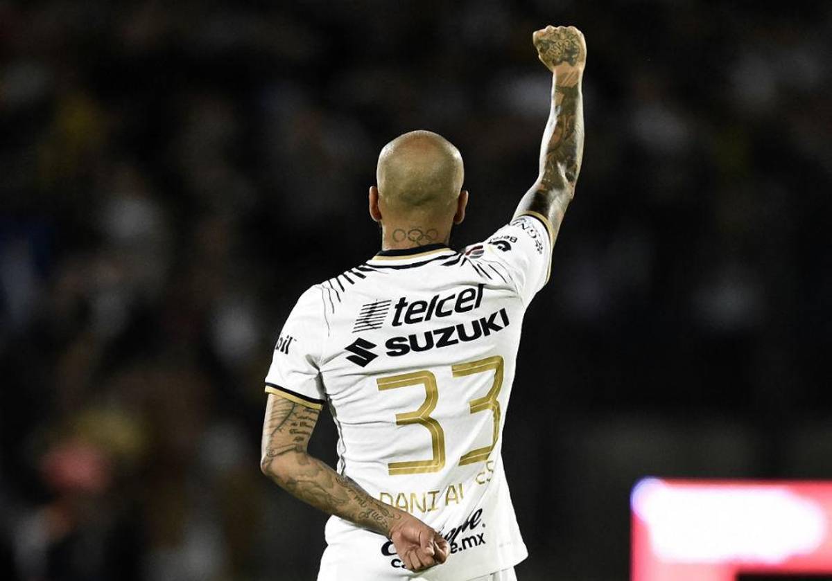 Así fue el debut de Dani Alves con los Pumas en la Liga MX: Su primer “Goya”, estadio lleno y asistencia de gol