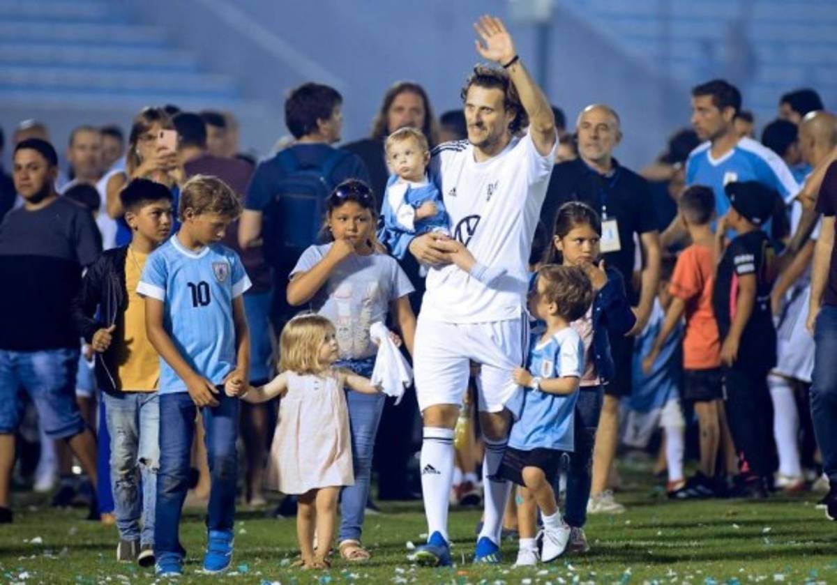 La emotiva despedida de Diego Forlán: Grandes estrellas de invitados y Luis Suárez de portero