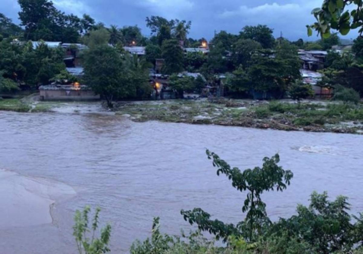 Inundaciones y 40 casas caídas: Las lluvias del huracán Iota ya dejan desastres en Honduras