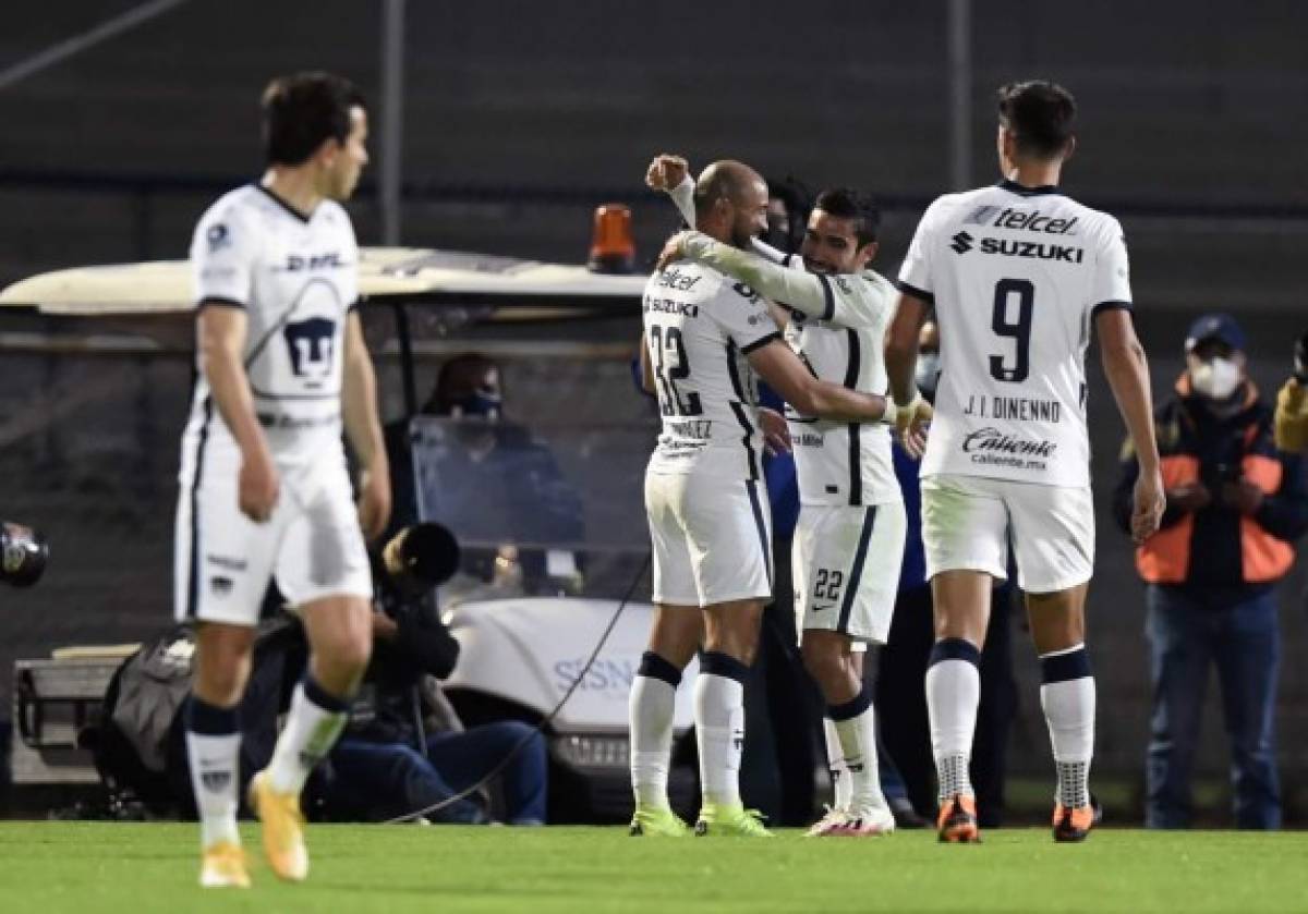 Carlos Gonzalez (2nd L) of Pumas celebrates his goal against Leon during their first leg finals football match of the Mexican Apertura (Guardianes) tournament at the Olimpico Universitario stadium on December 10, 2018, in Mexico City. (Photo by ALFREDO ESTRELLA / AFP)