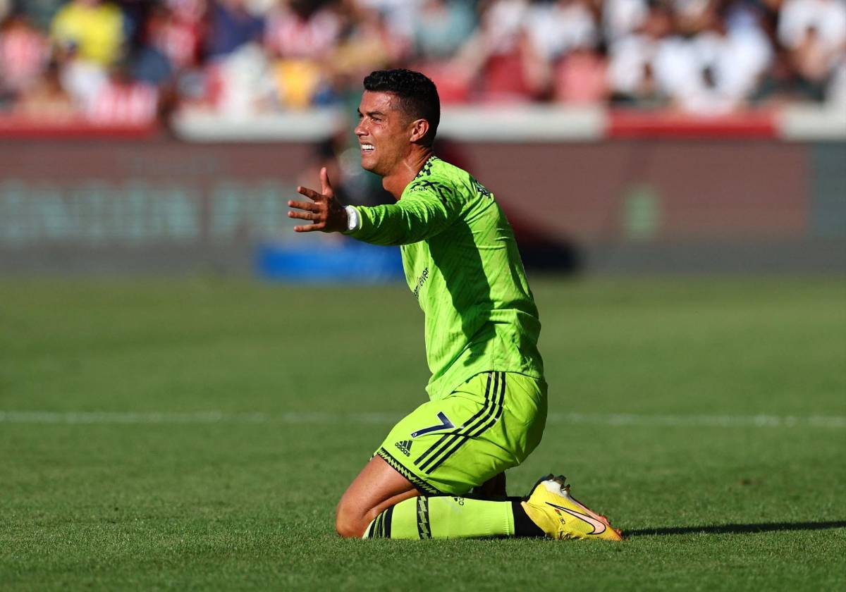 Terrible frustración: Así vivió Cristiano Ronaldo la goleada del Brentford al Manchester United; Bruno Fernandes quiso controlarlo