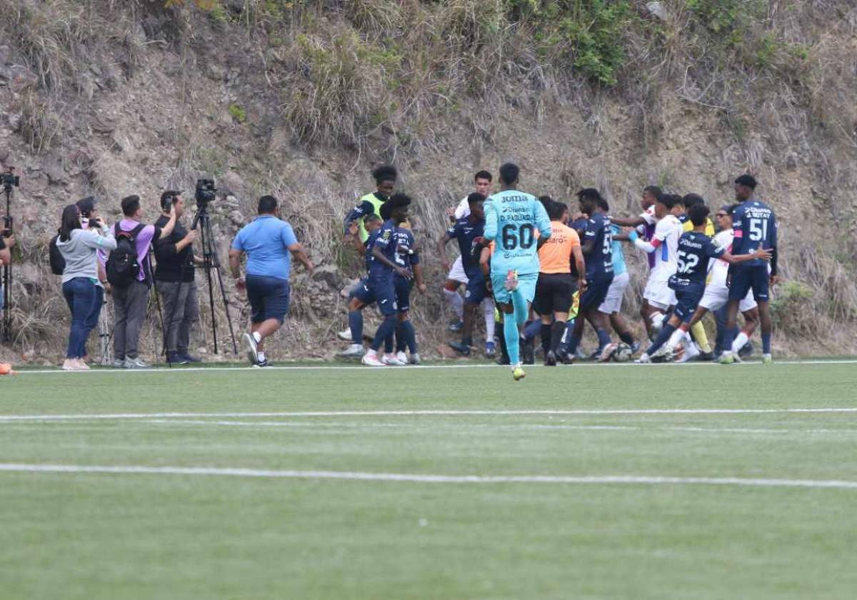 Enfrentamiento a puño limpio: Familiares y jugadores terminan la final de reservas entre Olimpia y Motagua entre golpes