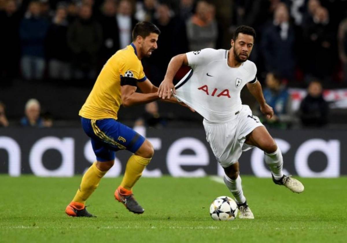 NGH01. LONDRES (REINO UNIDO), 07/03/2018.- El jugador de Juventus Sami Khedira (i) en acción ante Mousa Dembele (d) del Tottenham hoy, miércoles 7 de marzo de 2018, durante un partido por los octavos de final de la Liga de Campeones de la UEFA disputado entre el Tottenham Hotspur y Juventus FC, en el estadio Wembley de la ciudad de Londres (Reino Unido). EFE/NEIL HALL